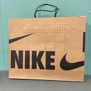 BRAND NEW NIKE MEDIUM SIZE BROWN PAPER LOGO SHOPPING GIFT BAG